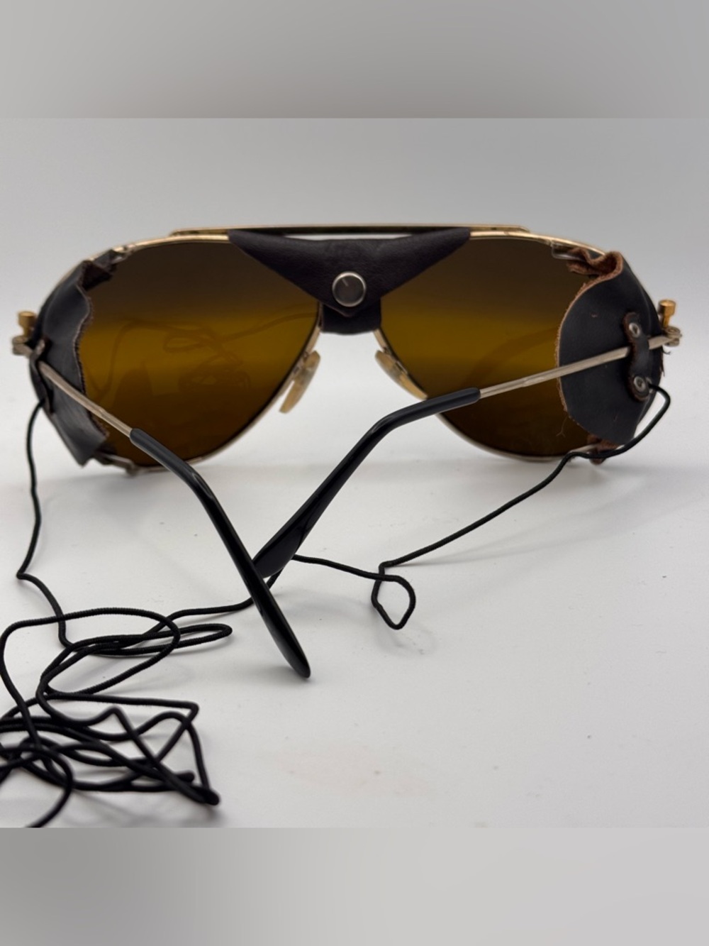 True Aviator 70s Shield Sunglasses - Gold Frame Brown Gradient Lenses Leather - Picture 7 of 15